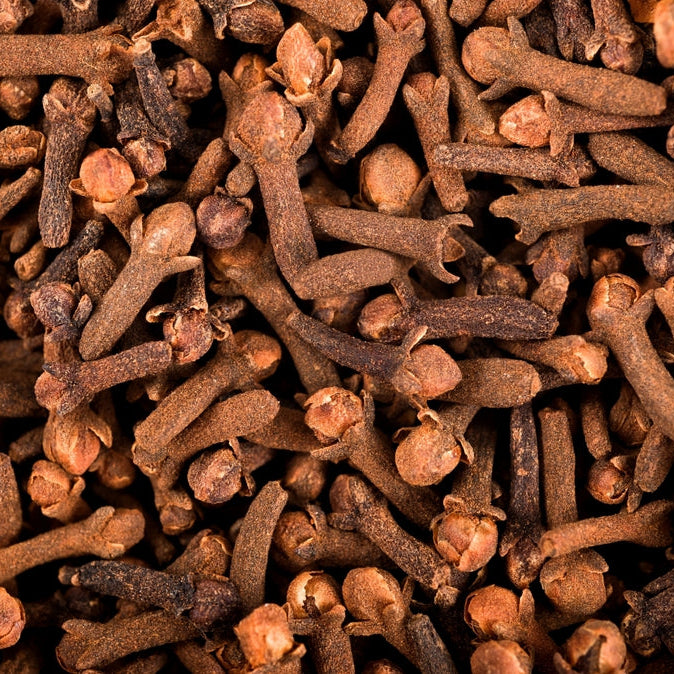 Nelken & Orangen-Minikerze im Glaswindlicht