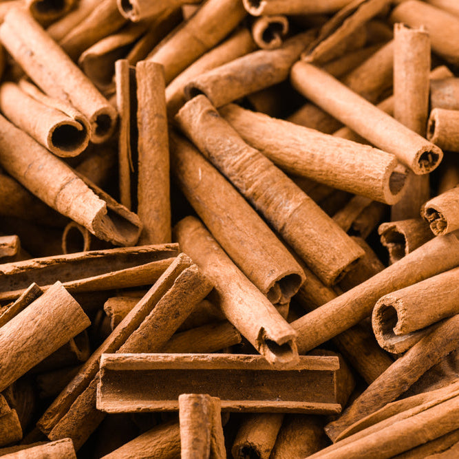 Zimtkerze im Glaswindlicht