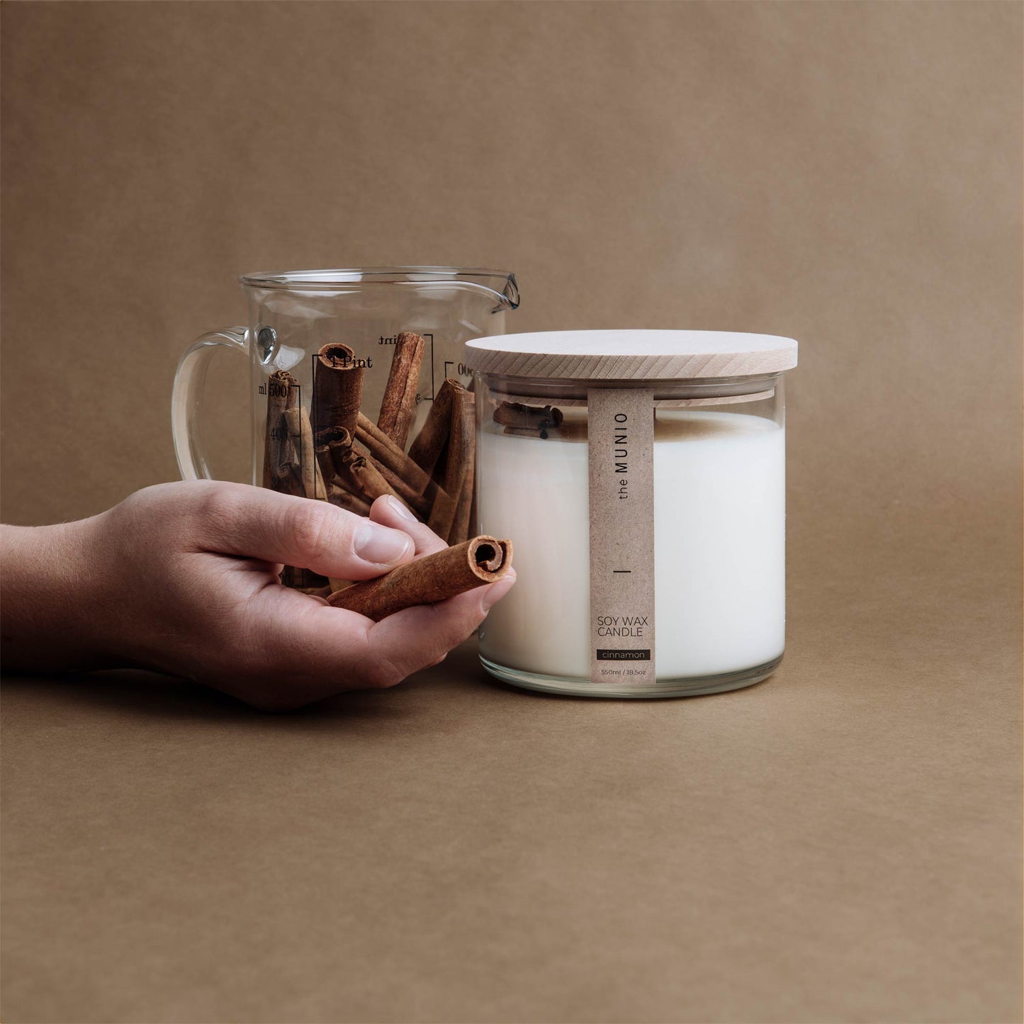 Zimtkerze im Glaswindlicht