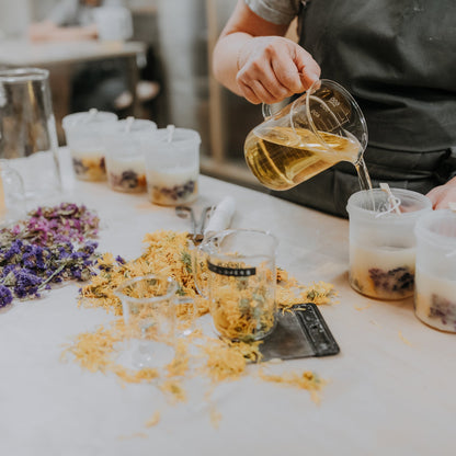 Einzigartiger Kerzen-Workshop mit getrockneten Blumen 60min